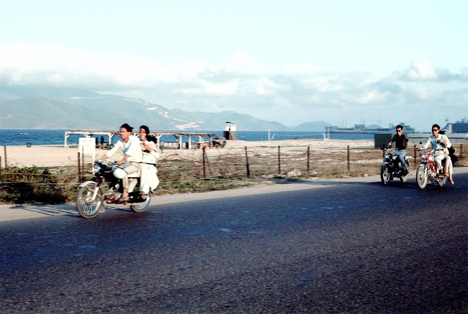 chum anh ve dep binh di cua thanh pho bien nha trang thap nien 60