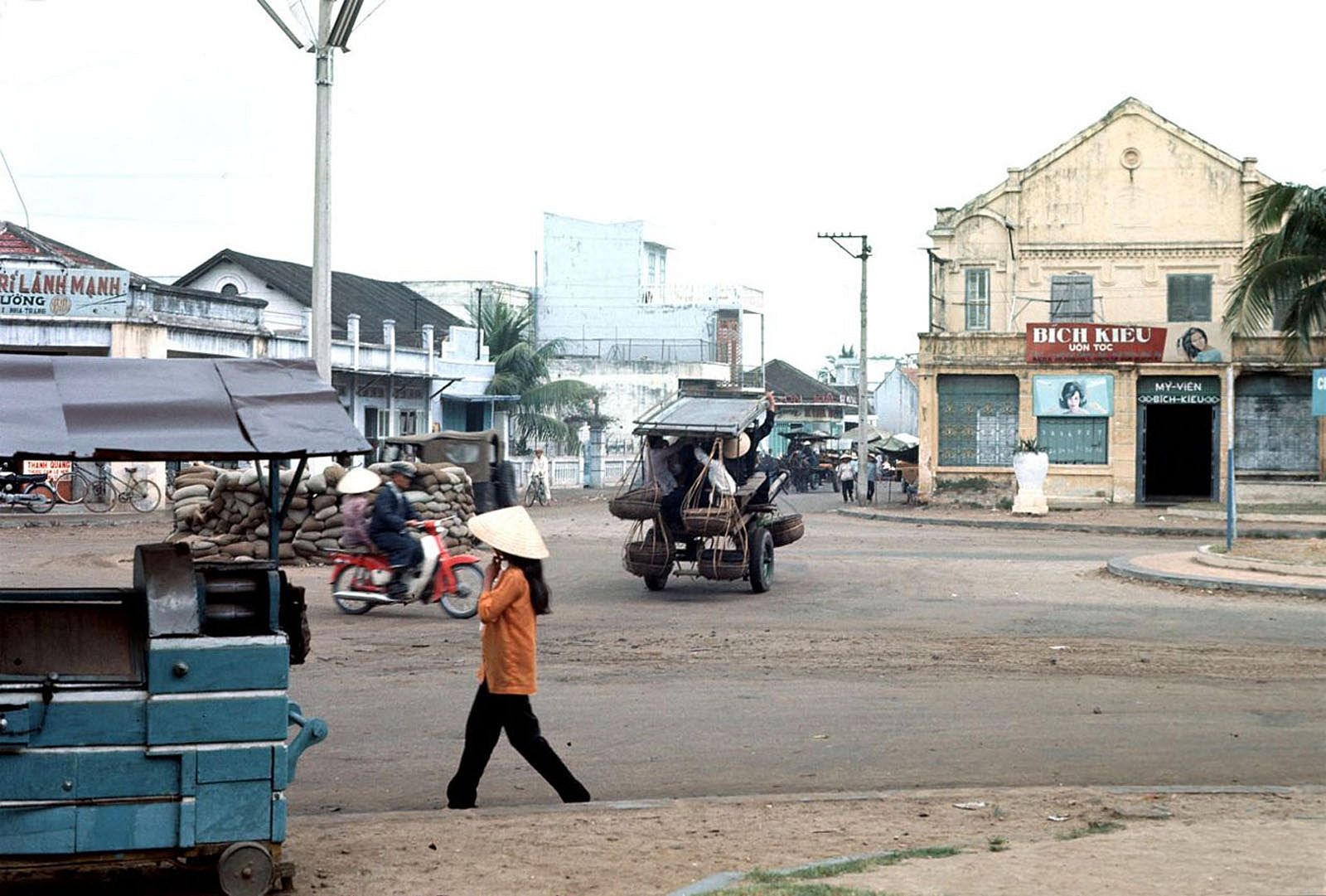 chum anh ve dep binh di cua thanh pho bien nha trang thap nien 60