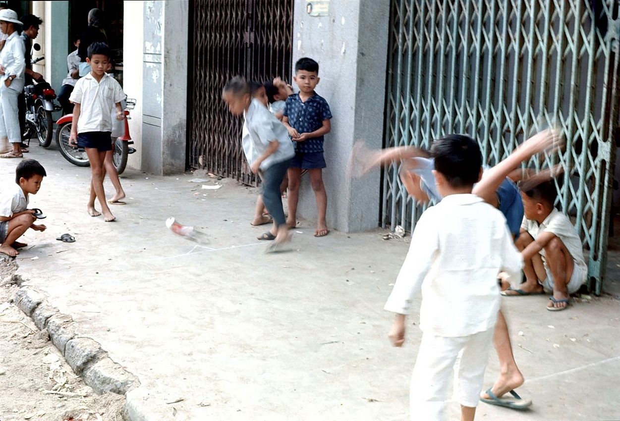 chum anh ve dep binh di cua thanh pho bien nha trang thap nien 60