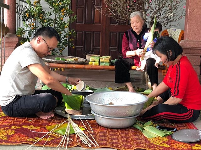 Ngày cuối năm, các gia đình sum vầy bên nhau canh nồi bánh chưng đón Tết ngay cuoi nam cac gia dinh sum vay ben nhau canh noi banh chung don tet