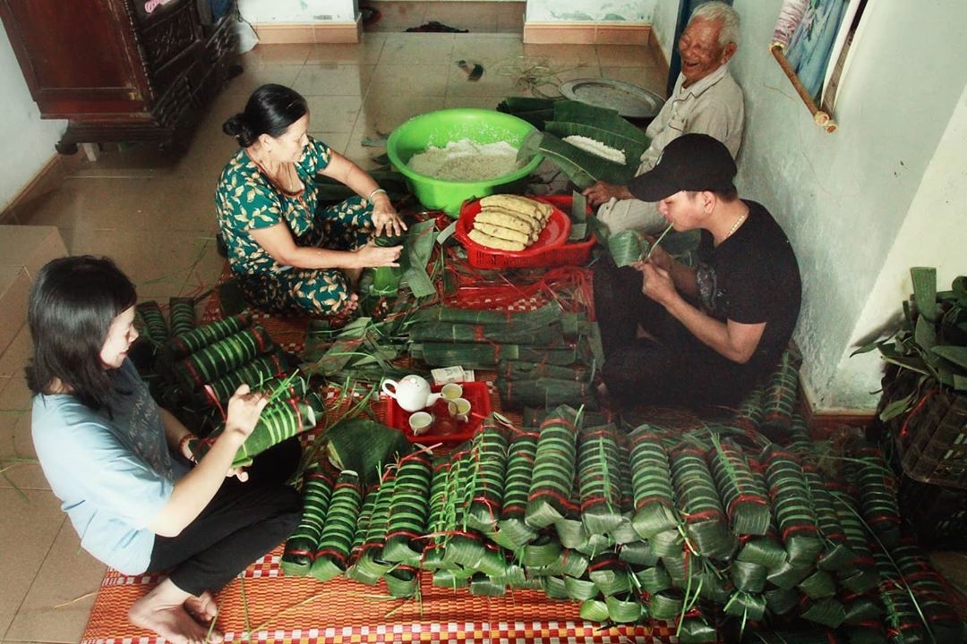 Ngày cuối năm, các gia đình sum vầy bên nhau canh nồi bánh chưng đón Tết ngay cuoi nam cac gia dinh sum vay ben nhau canh noi banh chung don tet