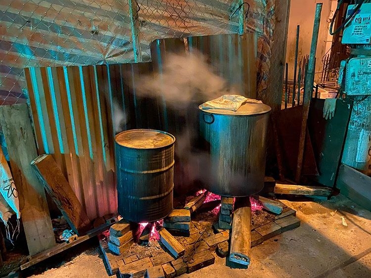 Ngày cuối năm, các gia đình sum vầy bên nhau canh nồi bánh chưng đón Tết ngay cuoi nam cac gia dinh sum vay ben nhau canh noi banh chung don tet