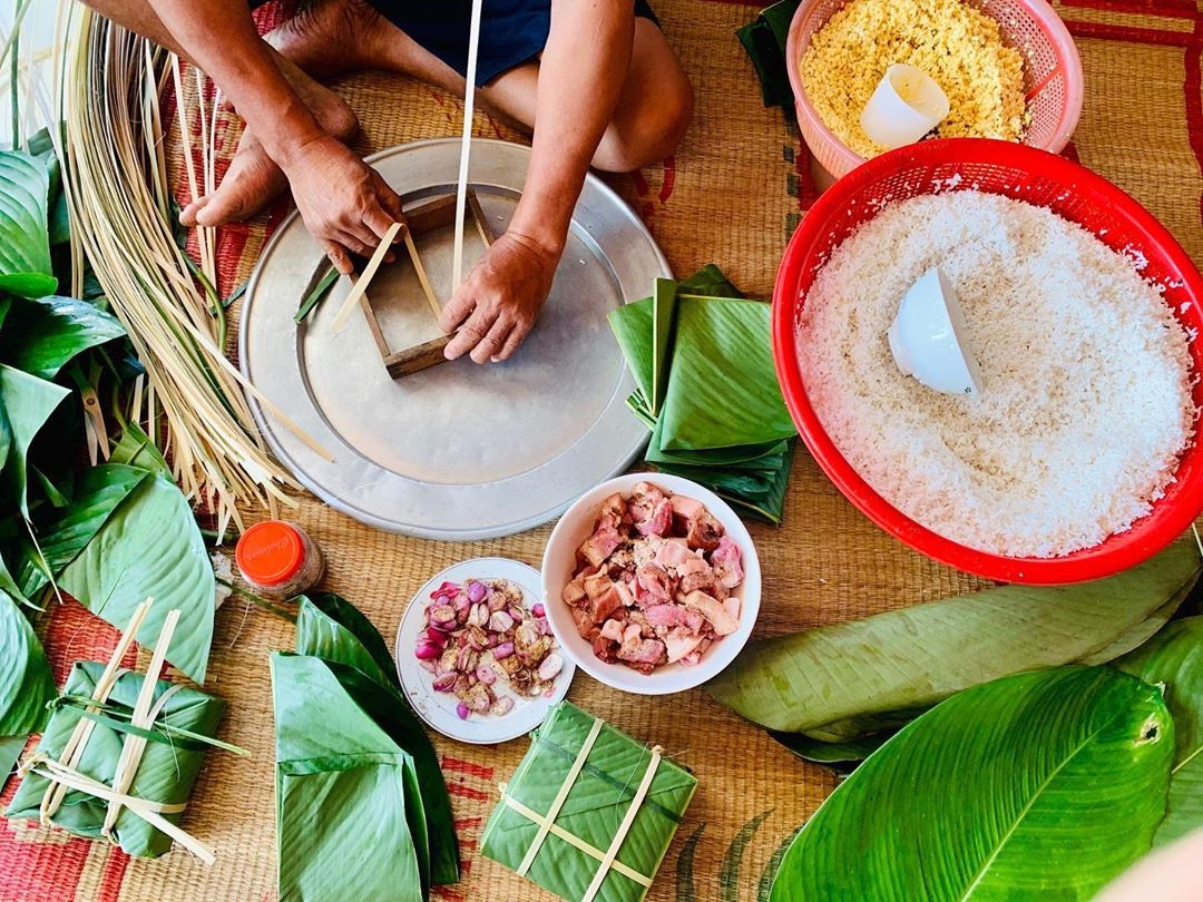 Ngày cuối năm, các gia đình sum vầy bên nhau canh nồi bánh chưng đón Tết ngay cuoi nam cac gia dinh sum vay ben nhau canh noi banh chung don tet