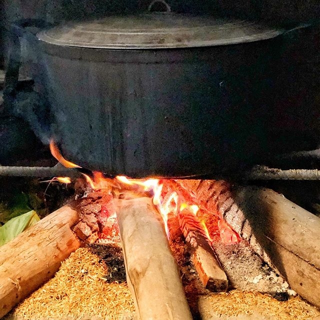 Ngày cuối năm, các gia đình sum vầy bên nhau canh nồi bánh chưng đón Tết ngay cuoi nam cac gia dinh sum vay ben nhau canh noi banh chung don tet