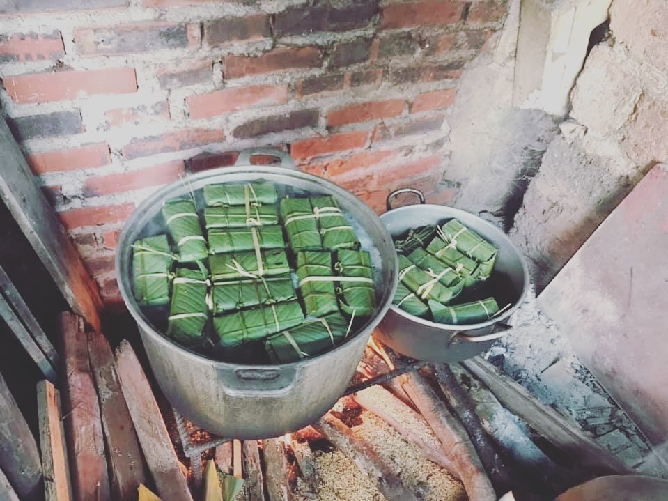 Ngày cuối năm, các gia đình sum vầy bên nhau canh nồi bánh chưng đón Tết ngay cuoi nam cac gia dinh sum vay ben nhau canh noi banh chung don tet