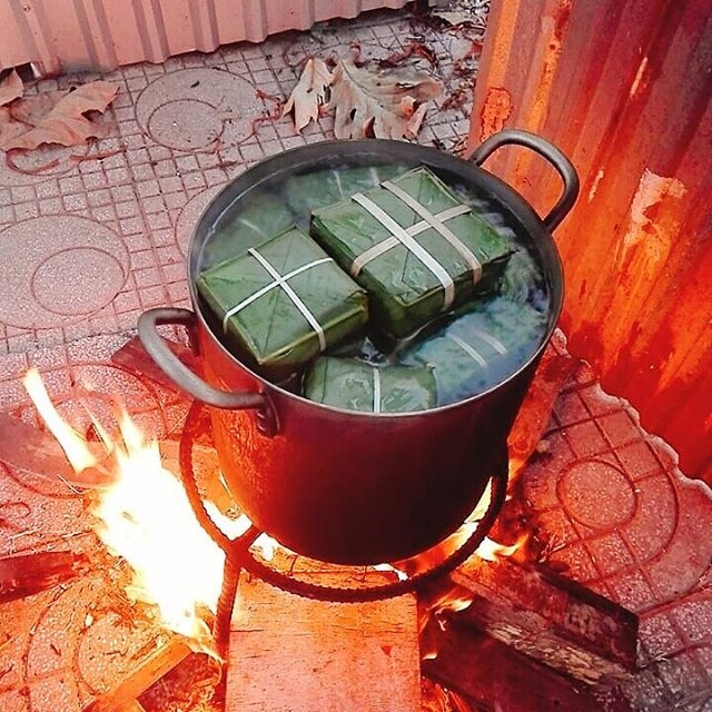 Ngày cuối năm, các gia đình sum vầy bên nhau canh nồi bánh chưng đón Tết ngay cuoi nam cac gia dinh sum vay ben nhau canh noi banh chung don tet