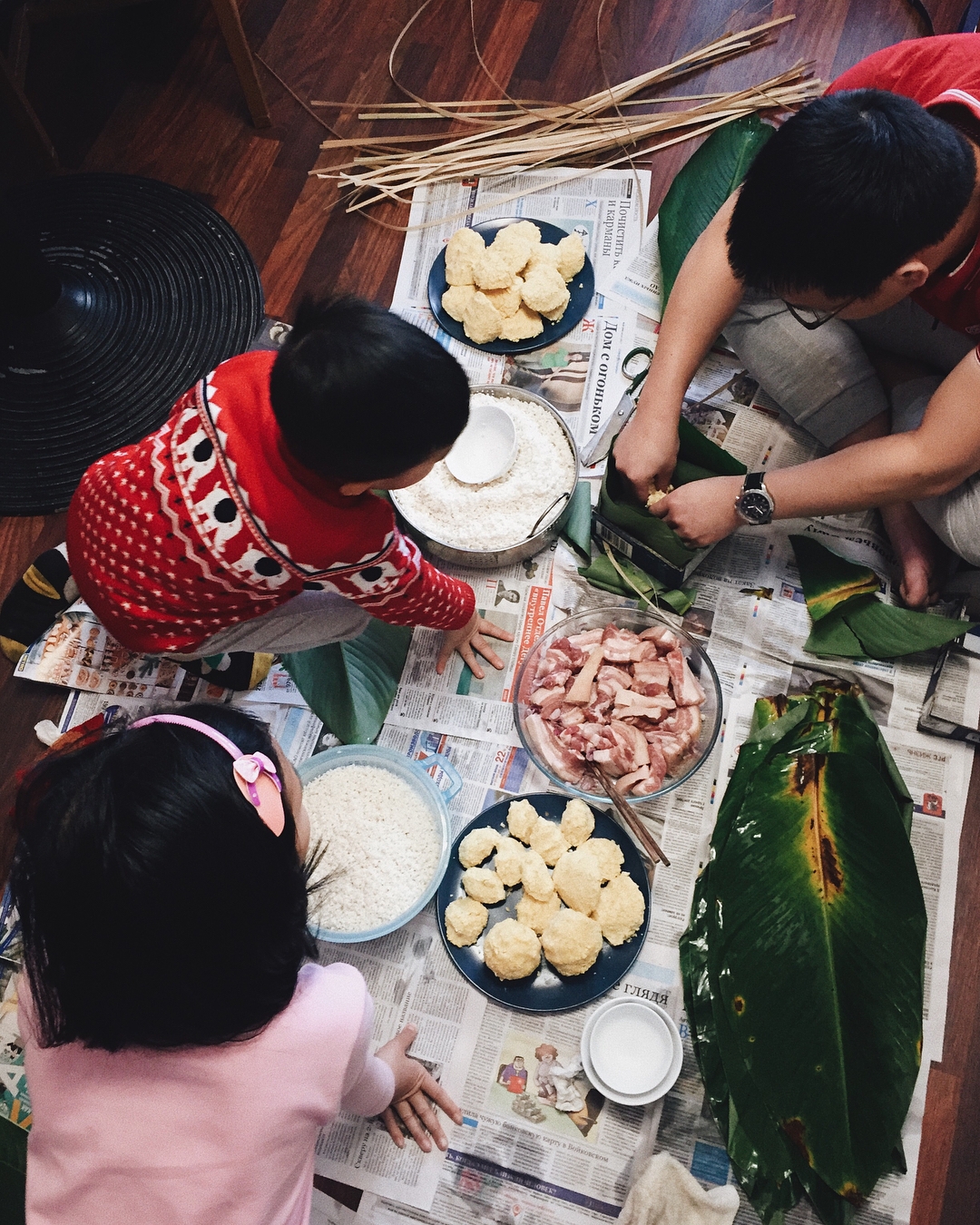 Ngày cuối năm, các gia đình sum vầy bên nhau canh nồi bánh chưng đón Tết ngay cuoi nam cac gia dinh sum vay ben nhau canh noi banh chung don tet