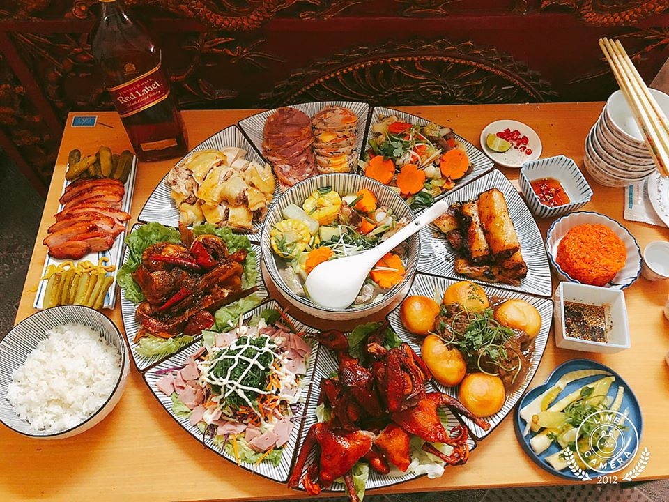Mâm cơm mùng 1 Tết Canh Tý mong một năm ấm êm no đủ của các gia đình Việt mam com mung 1 tet canh ty mong mot nam am em no du cua cac gia dinh viet