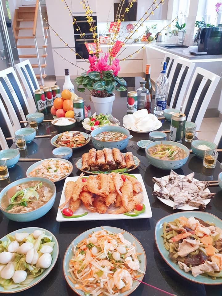 Mâm cơm mùng 1 Tết Canh Tý mong một năm ấm êm no đủ của các gia đình Việt mam com mung 1 tet canh ty mong mot nam am em no du cua cac gia dinh viet