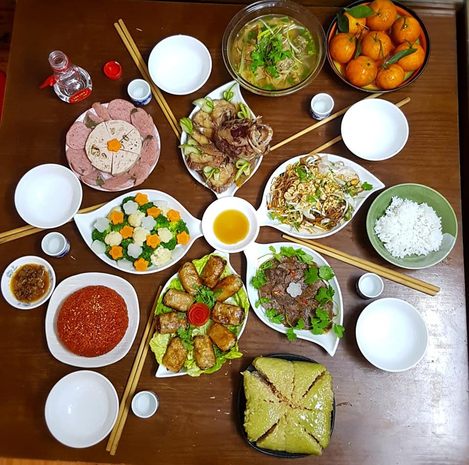 Mâm cơm mùng 1 Tết Canh Tý mong một năm ấm êm no đủ của các gia đình Việt mam com mung 1 tet canh ty mong mot nam am em no du cua cac gia dinh viet