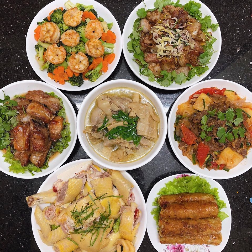 Mâm cơm mùng 1 Tết Canh Tý mong một năm ấm êm no đủ của các gia đình Việt mam com mung 1 tet canh ty mong mot nam am em no du cua cac gia dinh viet