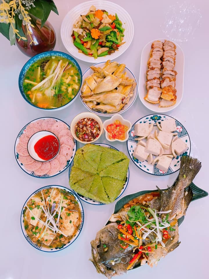 Mâm cơm mùng 1 Tết Canh Tý mong một năm ấm êm no đủ của các gia đình Việt mam com mung 1 tet canh ty mong mot nam am em no du cua cac gia dinh viet