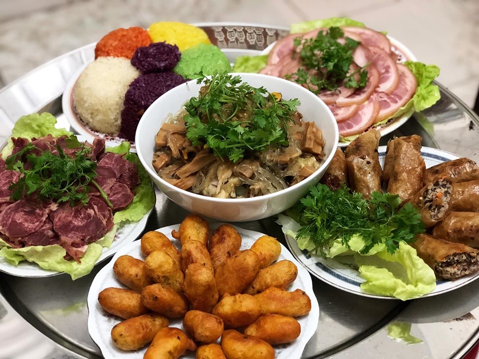 Mâm cơm mùng 1 Tết Canh Tý mong một năm ấm êm no đủ của các gia đình Việt mam com mung 1 tet canh ty mong mot nam am em no du cua cac gia dinh viet