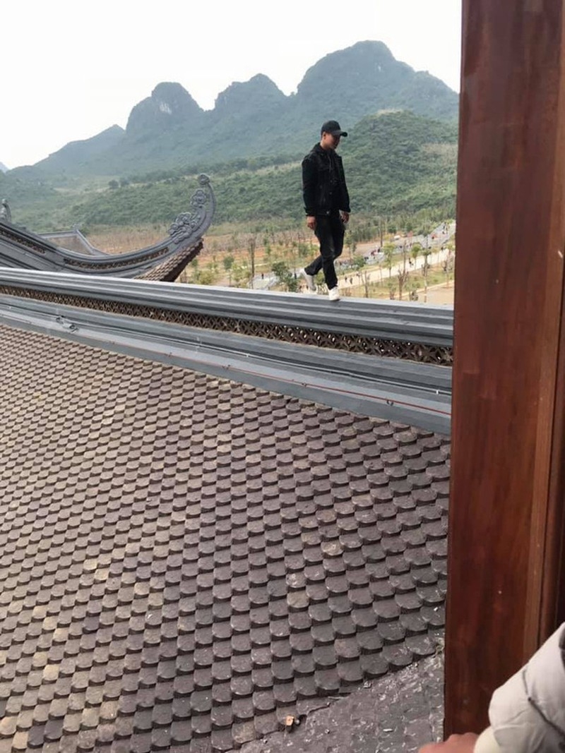 Trèo lên mái chùa chụp ảnh, xả rác bừa bãi và những hình ảnh xấu xí tại chùa Tam Chúc treo len mai chua chup anh xa rac bua bai va nhung hinh anh xau xi tai chua tam chuc
