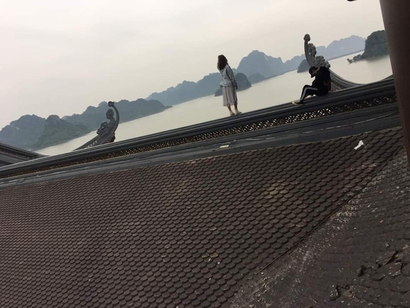 Trèo lên mái chùa chụp ảnh, xả rác bừa bãi và những hình ảnh xấu xí tại chùa Tam Chúc treo len mai chua chup anh xa rac bua bai va nhung hinh anh xau xi tai chua tam chuc