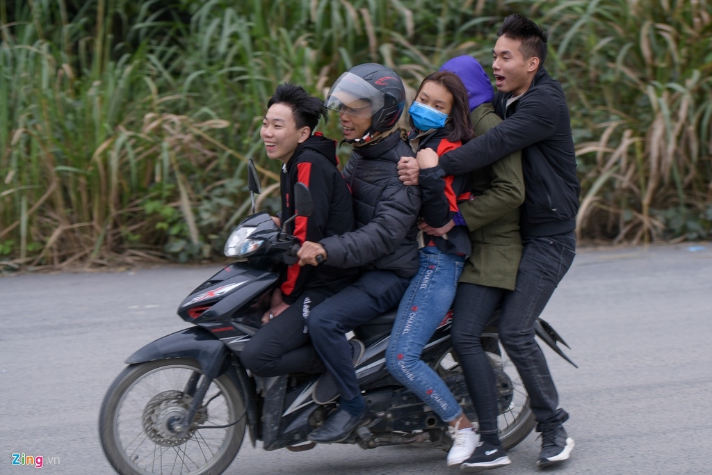 Trèo lên mái chùa chụp ảnh, xả rác bừa bãi và những hình ảnh xấu xí tại chùa Tam Chúc treo len mai chua chup anh xa rac bua bai va nhung hinh anh xau xi tai chua tam chuc