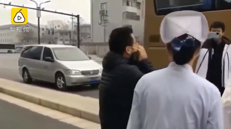 Video: Chồng khóc, tiễn vợ đi Vũ Hán giữa đại dịch virus corona video chong khoc tien vo di vu han giua dai dich virus corona