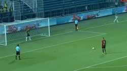 video cau thu nhan ket dang khi nghe cdv chi huong sut penalty