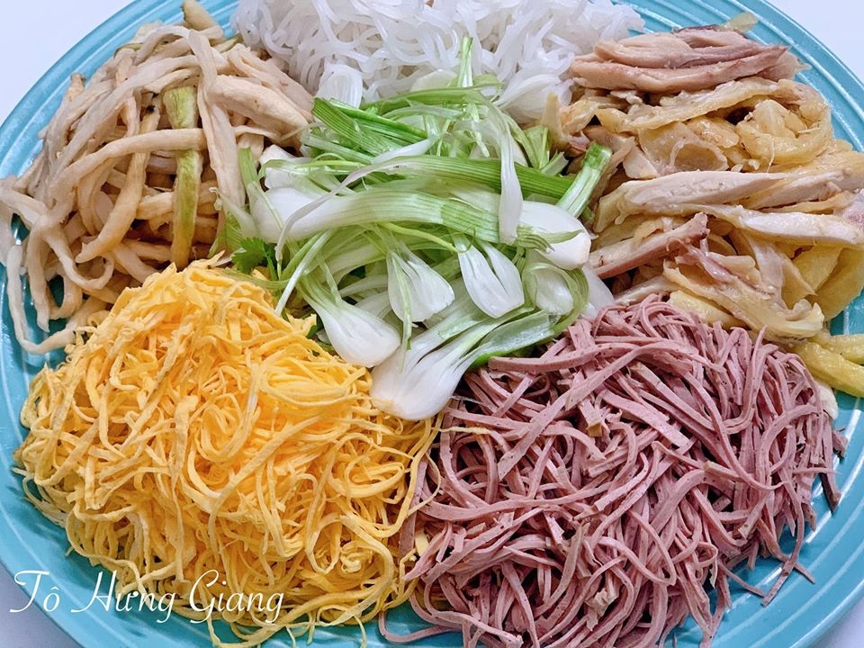 Cách nấu bún thang từ thịt gà, giò còn tồn từ dịp Tết cach nau bun thang tu thit ga gio con ton tu dip tet