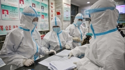 trung quoc be gai chao doi khoe manh du me nhiem virus corona