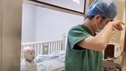 trung quoc be gai chao doi khoe manh du me nhiem virus corona