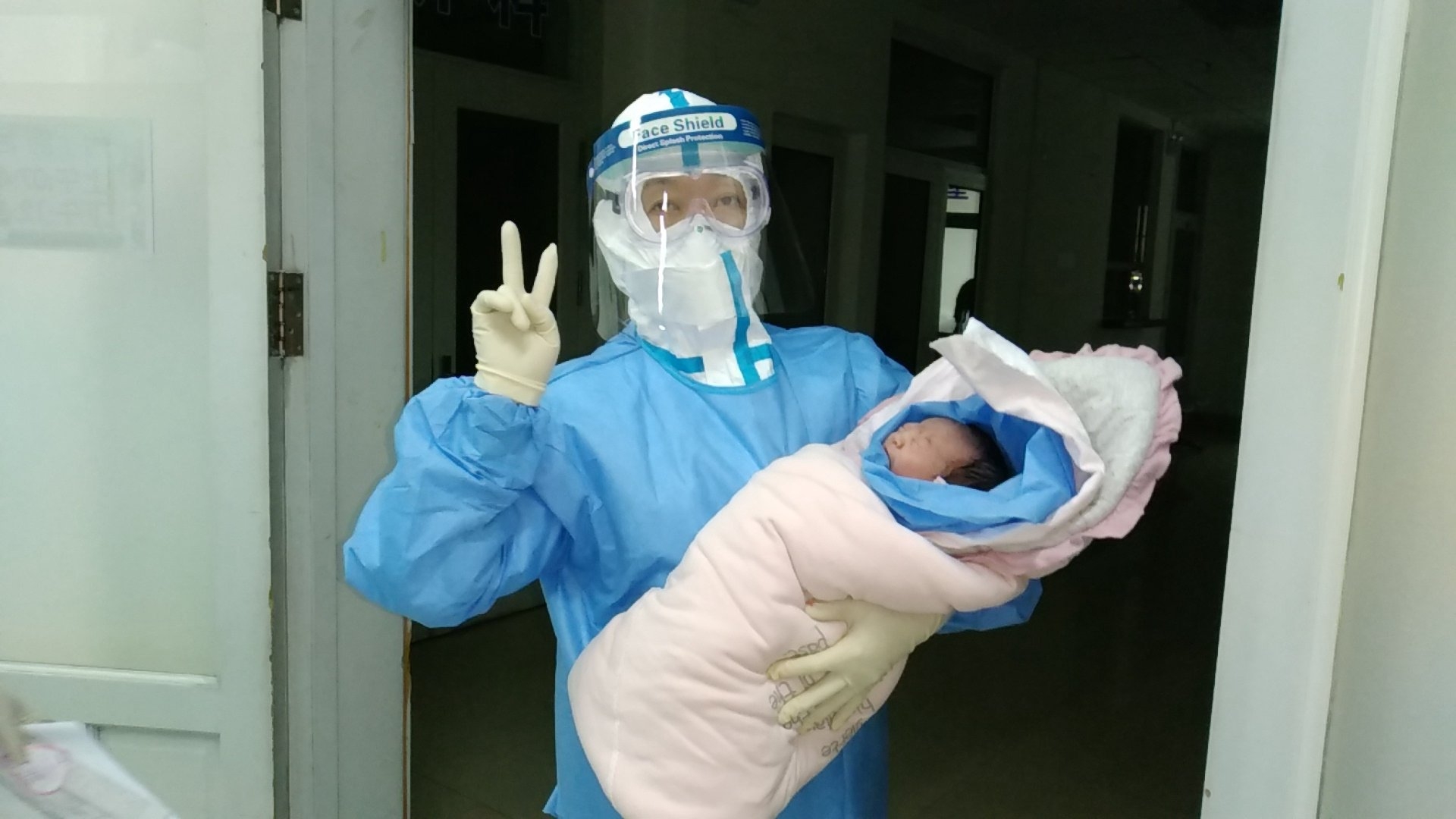 Trung Quốc: Bé gái chào đời khỏe mạnh dù mẹ nhiễm virus corona trung quoc be gai chao doi khoe manh du me nhiem virus corona