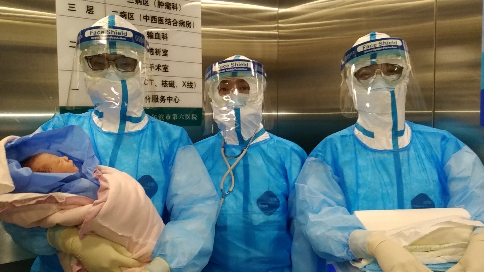 Trung Quốc: Bé gái chào đời khỏe mạnh dù mẹ nhiễm virus corona trung quoc be gai chao doi khoe manh du me nhiem virus corona