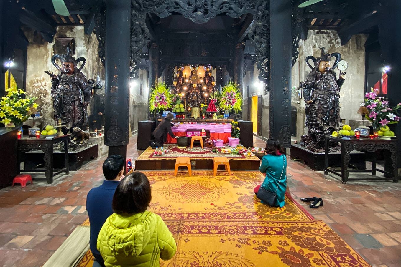den chua ha noi vang khach di le do lo ngai virus corona