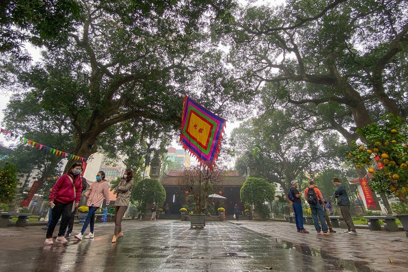 den chua ha noi vang khach di le do lo ngai virus corona