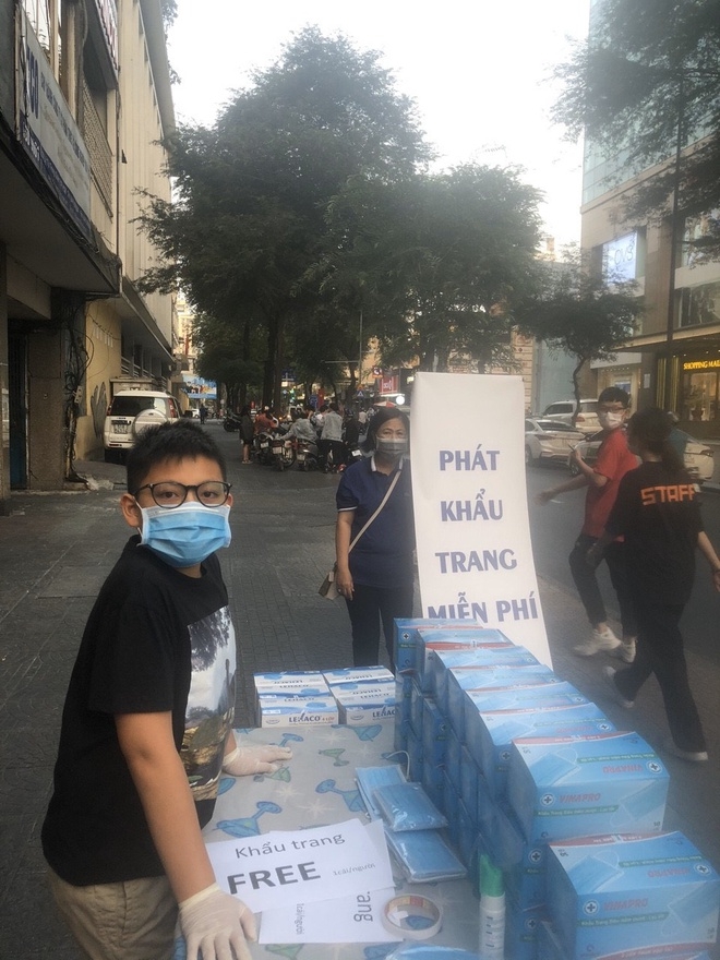 be trai 12 tuoi danh tien li xi 10 trieu dong mua khau trang tang moi nguoi phong dich