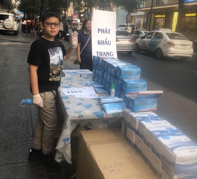 be trai 12 tuoi danh tien li xi 10 trieu dong mua khau trang tang moi nguoi phong dich