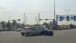 Video: Vượt cố vài giây đèn xanh đỏ, 2 xe ô tô đâm nhau khiến nhiều người hoảng hốt