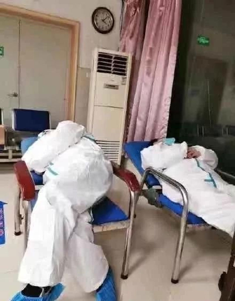 Hình ảnh các bác sĩ Vũ Hán ngủ gục vì chống virus corona gây bão mạng xã hội hinh anh cac bac si vu han ngu guc vi chong virus corona gay bao mang xa hoi