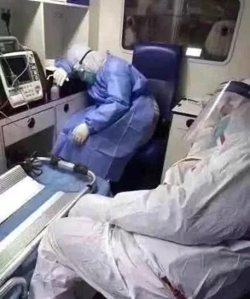 Hình ảnh các bác sĩ Vũ Hán ngủ gục vì chống virus corona gây bão mạng xã hội hinh anh cac bac si vu han ngu guc vi chong virus corona gay bao mang xa hoi
