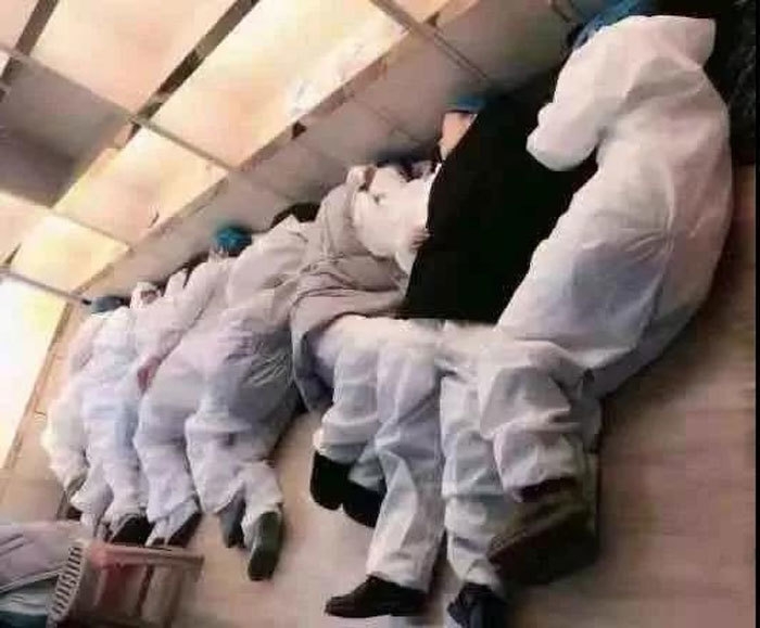 Hình ảnh các bác sĩ Vũ Hán ngủ gục vì chống virus corona gây bão mạng xã hội hinh anh cac bac si vu han ngu guc vi chong virus corona gay bao mang xa hoi