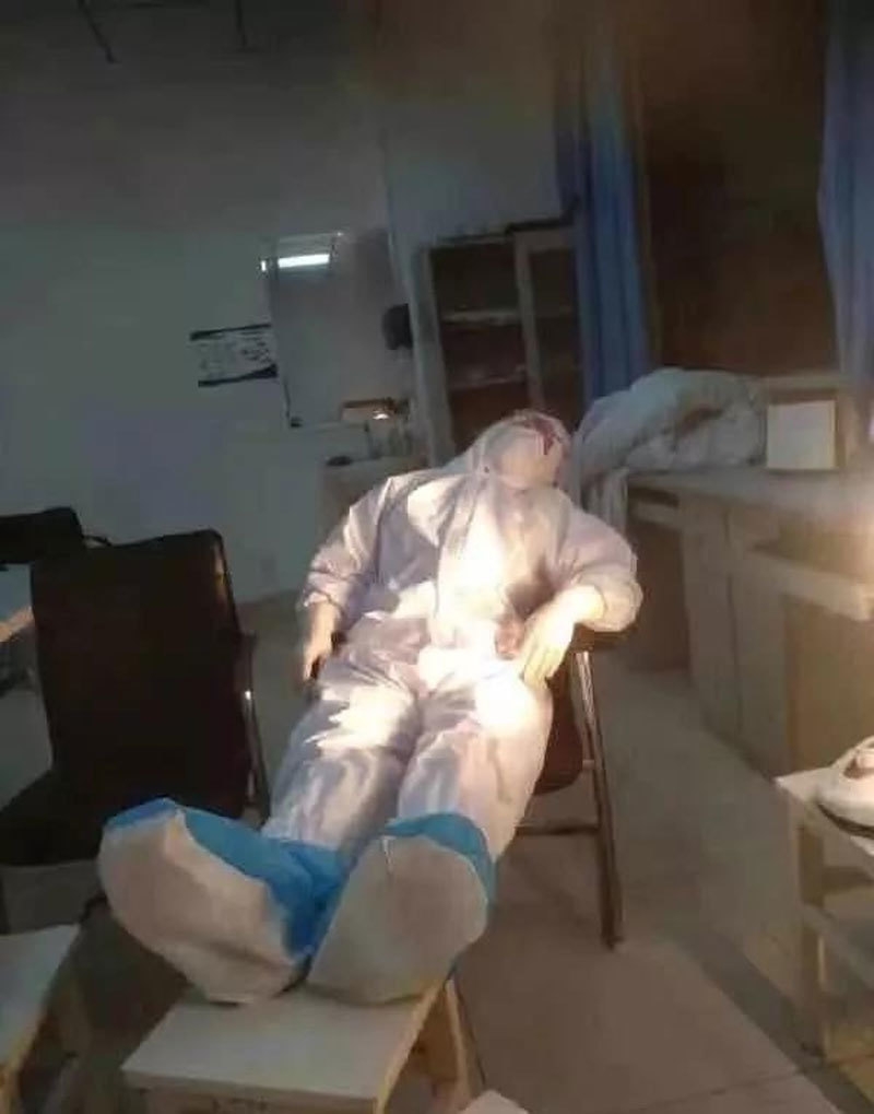 Hình ảnh các bác sĩ Vũ Hán ngủ gục vì chống virus corona gây bão mạng xã hội hinh anh cac bac si vu han ngu guc vi chong virus corona gay bao mang xa hoi