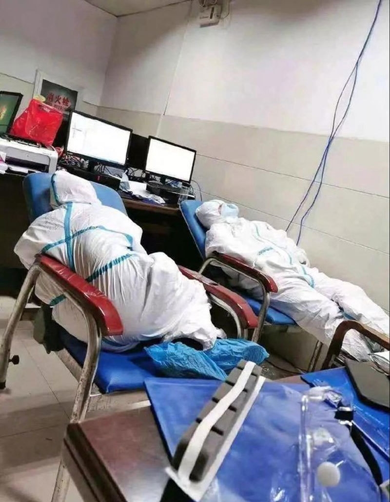 Hình ảnh các bác sĩ Vũ Hán ngủ gục vì chống virus corona gây bão mạng xã hội hinh anh cac bac si vu han ngu guc vi chong virus corona gay bao mang xa hoi