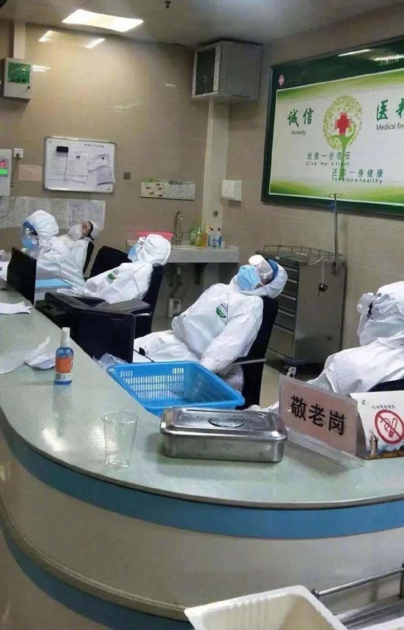 Hình ảnh các bác sĩ Vũ Hán ngủ gục vì chống virus corona gây bão mạng xã hội hinh anh cac bac si vu han ngu guc vi chong virus corona gay bao mang xa hoi