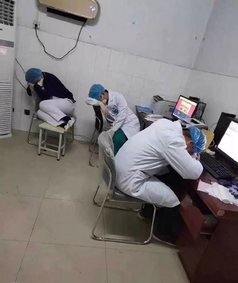Hình ảnh các bác sĩ Vũ Hán ngủ gục vì chống virus corona gây bão mạng xã hội hinh anh cac bac si vu han ngu guc vi chong virus corona gay bao mang xa hoi