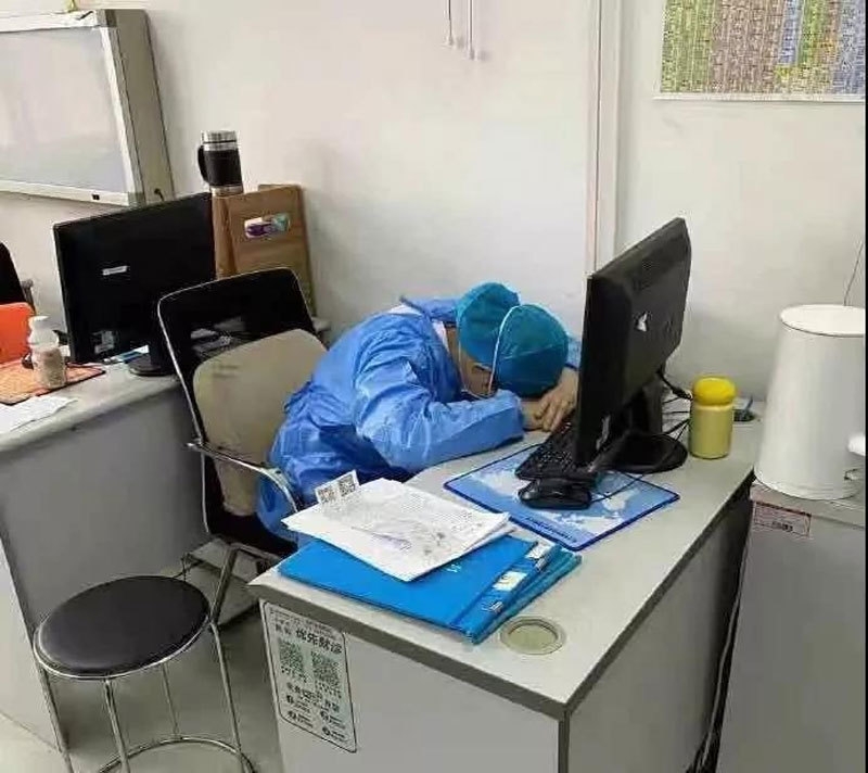 Hình ảnh các bác sĩ Vũ Hán ngủ gục vì chống virus corona gây bão mạng xã hội hinh anh cac bac si vu han ngu guc vi chong virus corona gay bao mang xa hoi