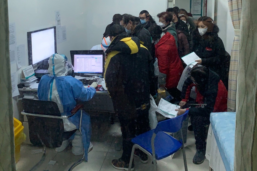 Hình ảnh các bác sĩ Vũ Hán ngủ gục vì chống virus corona gây bão mạng xã hội hinh anh cac bac si vu han ngu guc vi chong virus corona gay bao mang xa hoi