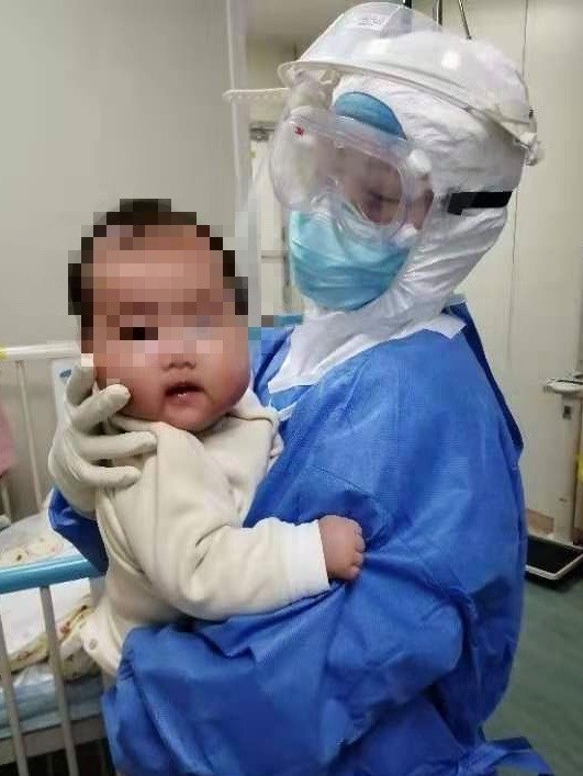 Ảnh bé 3 tháng tuổi nhiễm virus corona vẫn tươi cười hồn nhiên gây xúc động anh be 3 thang tuoi nhiem virus corona van tuoi cuoi hon nhien gay xuc dong