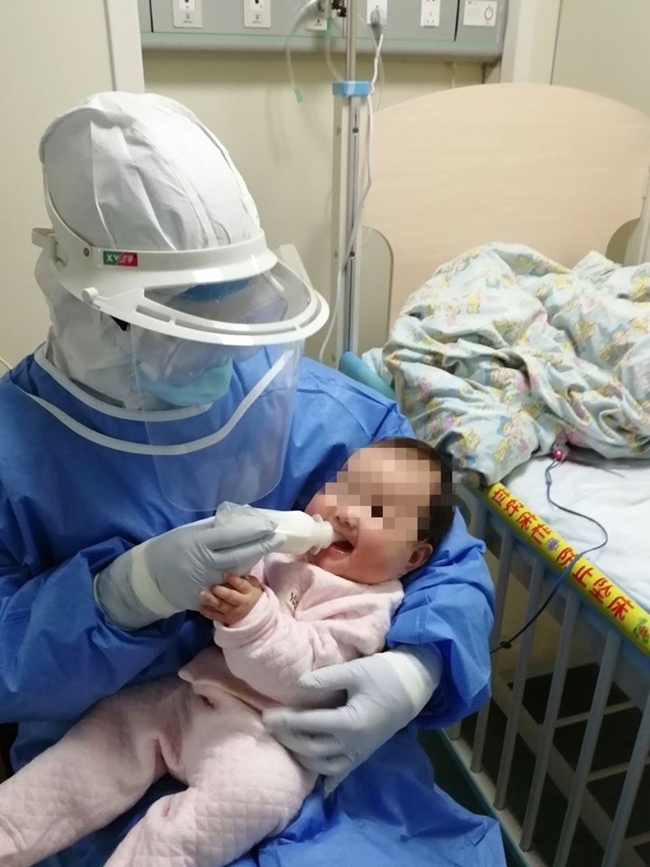 Ảnh bé 3 tháng tuổi nhiễm virus corona vẫn tươi cười hồn nhiên gây xúc động anh be 3 thang tuoi nhiem virus corona van tuoi cuoi hon nhien gay xuc dong