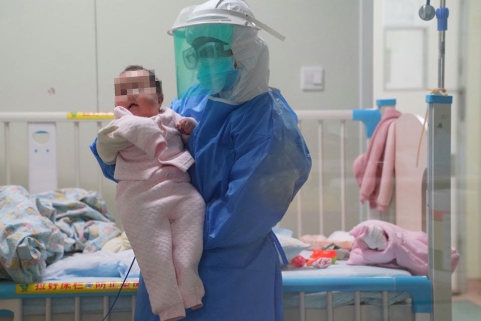 Ảnh bé 3 tháng tuổi nhiễm virus corona vẫn tươi cười hồn nhiên gây xúc động anh be 3 thang tuoi nhiem virus corona van tuoi cuoi hon nhien gay xuc dong