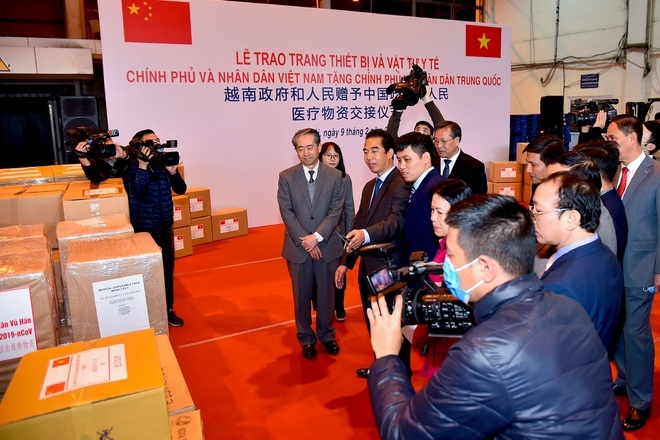 Việt Nam tặng vật tư, trang thiết bị y tế cho Trung Quốc để chống virus corona viet nam tang vat tu trang thiet bi y te cho trung quoc de chong virus corona