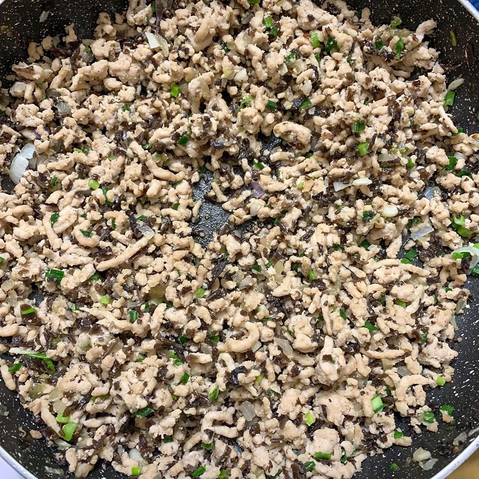 Mách bạn cách làm bánh cuốn từ bánh tráng khô, không cần dùng bột mach ban cach lam banh cuon tu banh trang kho khong can dung bot