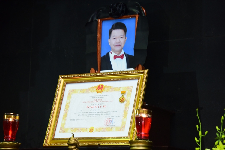 Đồng nghiệp bật khóc, đau buồn trong lễ tang NSƯT Vũ Mạnh Dũng dong nghiep bat khoc dau buon trong le tang nsut vu manh dung