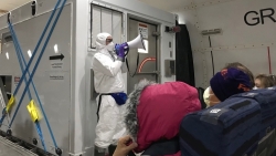 hanh khach boc kin nguoi vi so nhiem virus corona