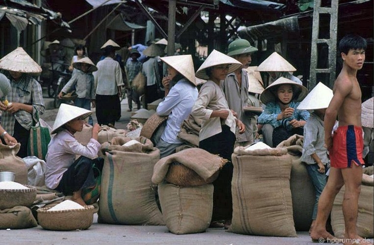 Nhịp sống Hà Nội qua những khu chợ phố cổ năm 1991-1993 nhip song ha noi qua nhung khu cho pho co nam 1991 1993