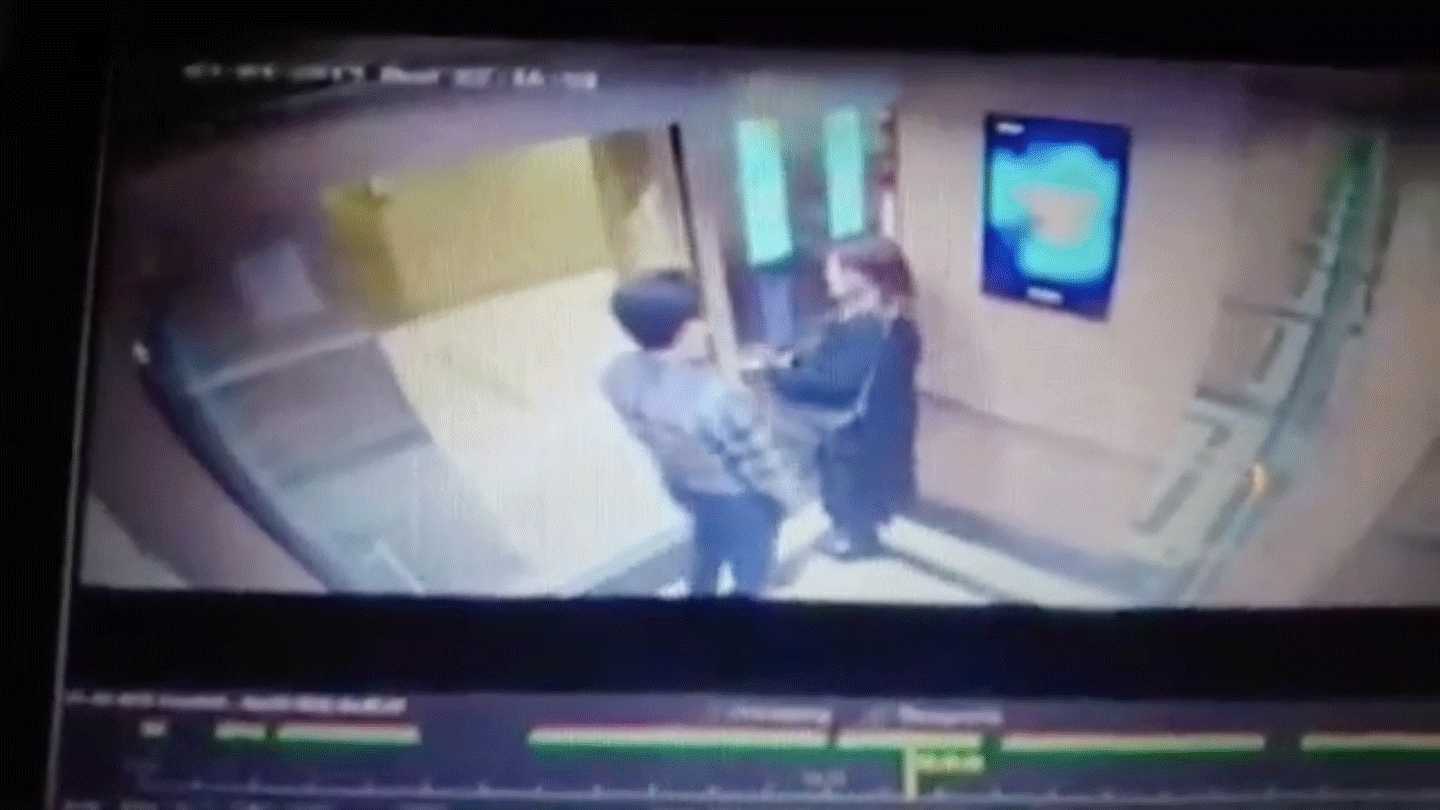dam o trong thang may can lap ngay canh bao co camera